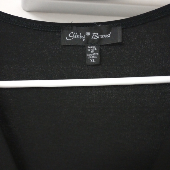 Elegant Black Sleeveless Top - Picture 2 of 3